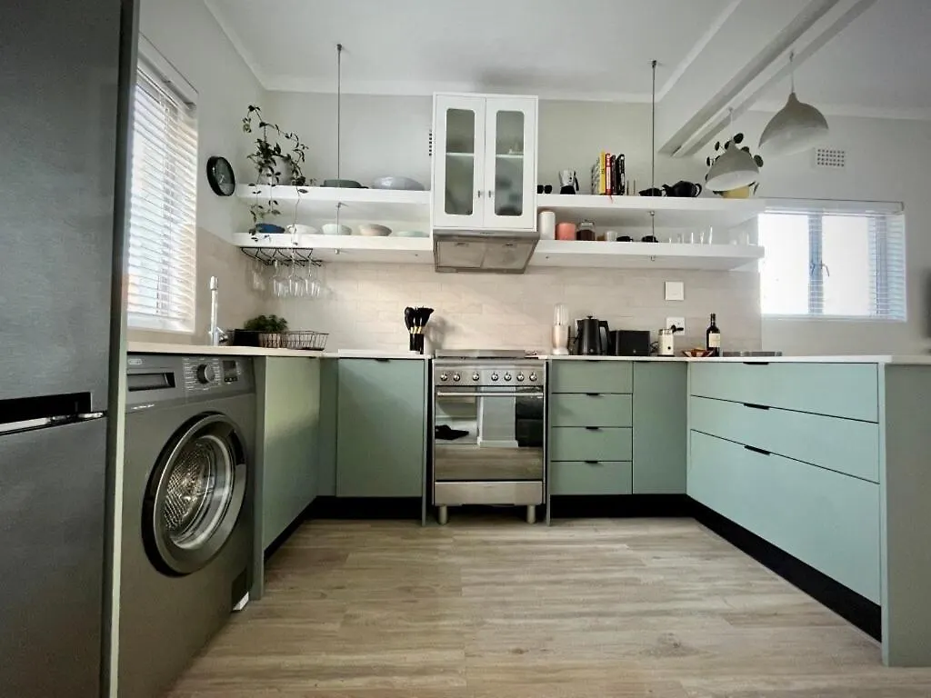Bright, Modern Studio Apartment ケープタウン
